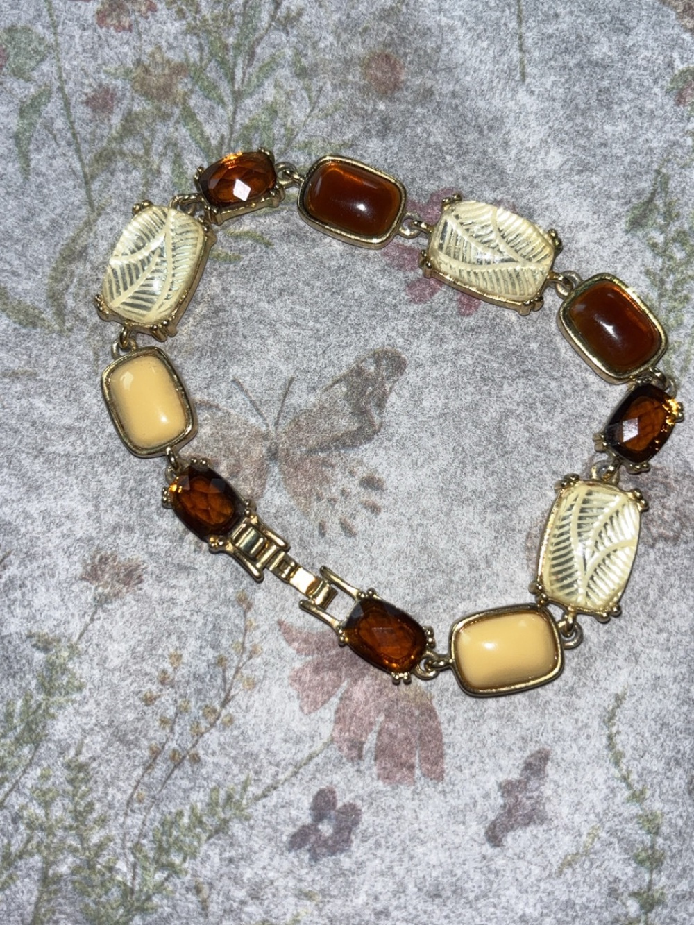 Vintage Style Amber Brown Cream Carved Leaf Link Bracelet